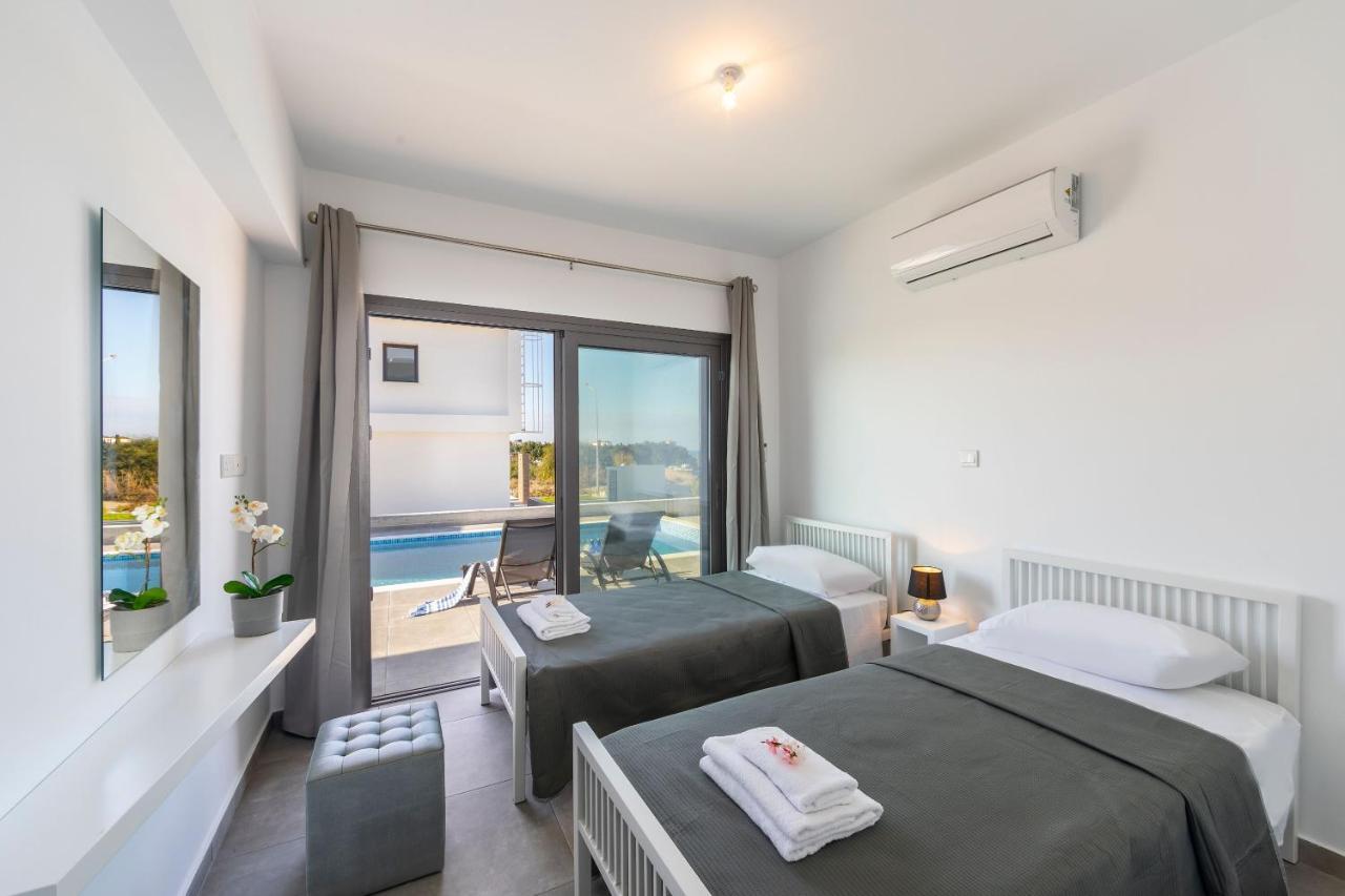 Villa Marlene, Walking Distance To Coral Beach! เปเยีย ภายนอก รูปภาพ
