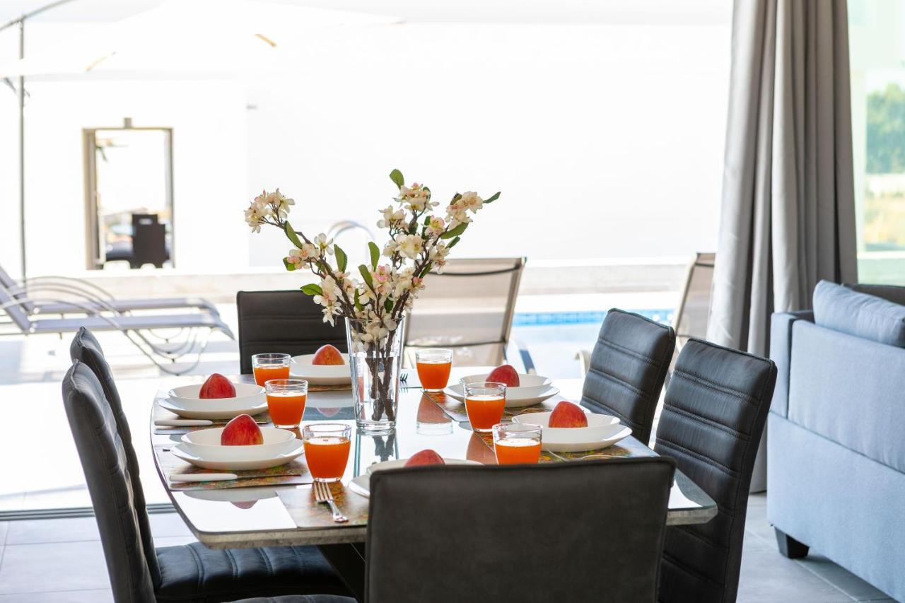 Villa Marlene, Walking Distance To Coral Beach! เปเยีย ภายนอก รูปภาพ
